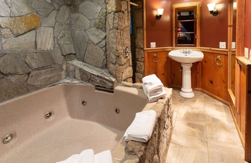Twin Peaks Hotel | Rustic Romance - Studio | One Bed | ¾ Bathroom with Jacuzzi | Sleeps Two