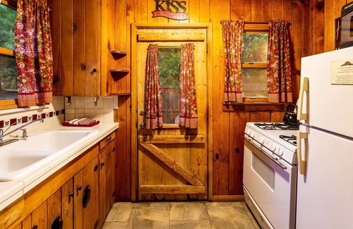 Twin Peaks Hotel | Rustic Romance - Studio | One Bed | ¾ Bathroom with Jacuzzi | Sleeps Two