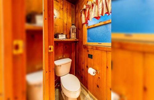 Twin Peaks Hotel | Rustic Romance - Studio | One Bed | ¾ Bathroom with Jacuzzi | Sleeps Two