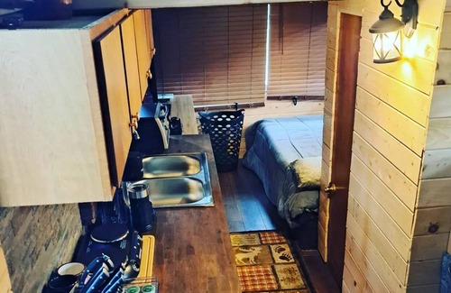 Hendersonville Boat Rental | Rustic Romanitic getaway