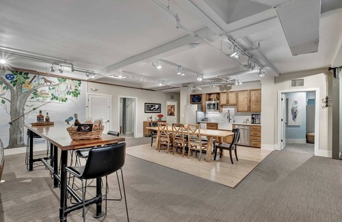 Downtown Nashville Apartment | Rustic Suite 6BR by Maddox Hotel