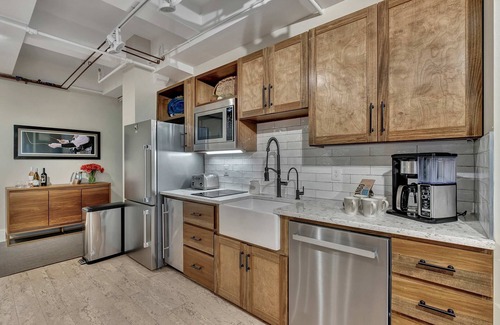 Downtown Nashville Apartment | Rustic Suite 6BR by Maddox Hotel
