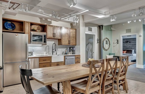 Downtown Nashville Apartment | Rustic Suite 6BR by Maddox Hotel