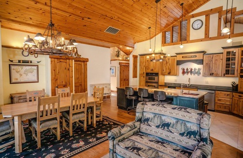 Donnelly Cabin | Rustic Themed Cabin with Starlink. Walk/Snowmobile to lake from house. Ice Fish
