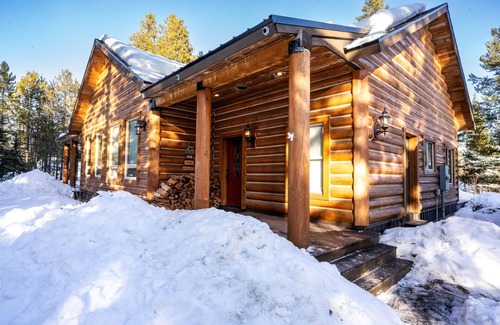 Donnelly Cabin | Rustic Themed Cabin with Starlink. Walk/Snowmobile to lake from house. Ice Fish
