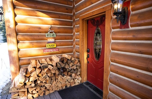Donnelly Cabin | Rustic Themed Cabin with Starlink. Walk/Snowmobile to lake from house. Ice Fish
