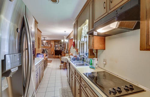 Thomasville House | Rustic Thomasville Home w/Deck: 2 Mi to Downtown!