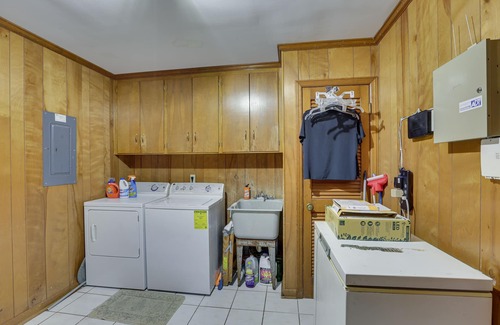 Thomasville House | Rustic Thomasville Home w/Deck: 2 Mi to Downtown!