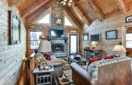 Branson Cedars Cabin | Rustic Timber Lodge | 6 Bed, 5 Bath