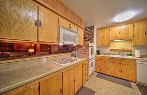 Trinity Center Cottage | Rustic Trinity Center Cabin w/Deck Near Fishing!