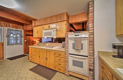 Trinity Center Cottage | Rustic Trinity Center Cabin w/Deck Near Fishing!