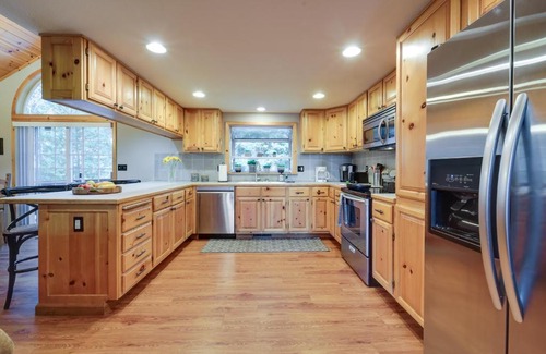 Truckee House | Rustic Truckee Cabin Retreat with Community Pool!