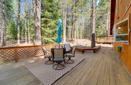 Truckee House | Rustic Truckee Cabin Retreat with Community Pool!