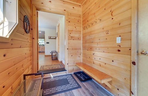 Truckee House | Rustic Truckee Cabin Retreat with Community Pool!