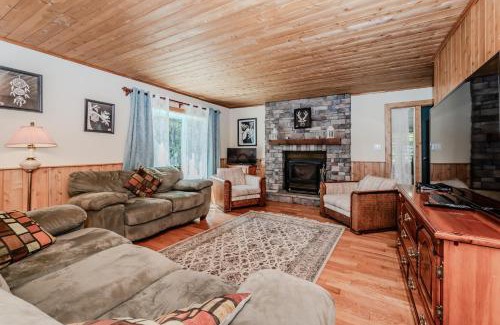 Northern Bruce Peninsula House | Rustic Vibes W Pool & Hot Tub - Tobermory