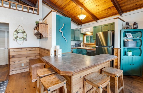 Rockaway Beach Cabin | Rustic waterfront woodland lodge w/impressive lake views from patio