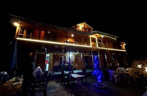 Banjar Bed & Breakfast | Rustic wood house - A village home stay in Jibhi Valley