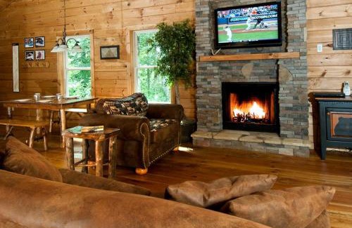 Topton House | Rustic Yet Modern Fishing and White Water Rafting Cabin in Scenic Nantahala Mountains of North Carolina