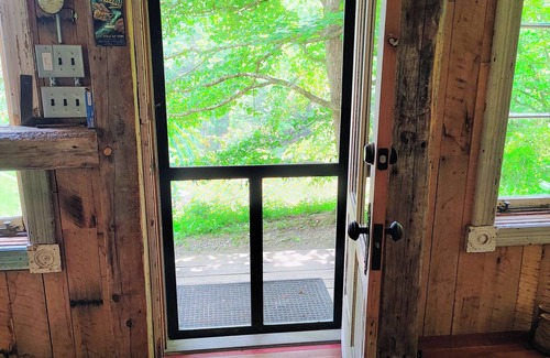 Marshall Cabin | Rustic yet stylish Loft Cabin w/hot tub & outdoor shower. No Cleaning Fee.