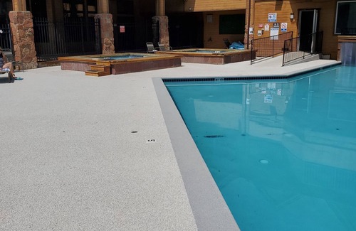 Granby Apartment | Rustique Boutique Mountain Resort King Suite for 2 - Free WIFI