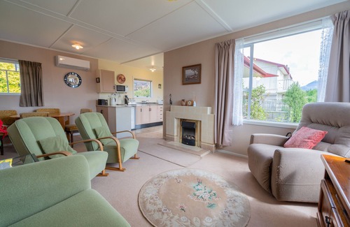 Te Anau House | Rustlein Cottage - Te Anau Holiday Home