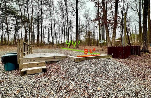Tracy City RV Rental | RV Pad w/Full Hookups, WiFi, & a Deck! Pet Friendly