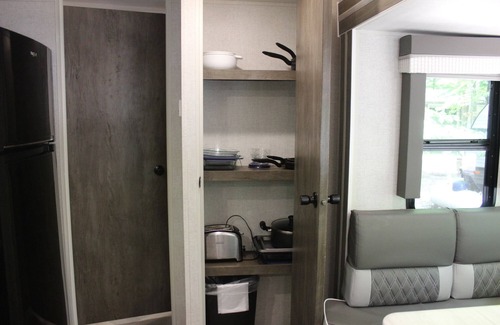 Empire RV Rental | RV Rental #5 Sleeps 6 people