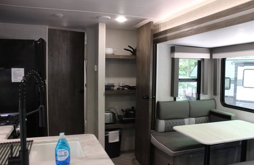 Empire RV Rental | RV Rental #6 Sleeps 6 people