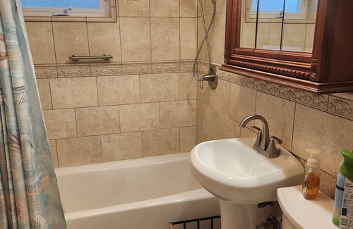 Levittown House | RYDER CUP 10 MIN AWAY . ENTIRE HOUSE in Levittown with AC. TOTAL 4 rooms