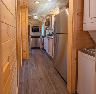 Lookout Valley Neighborhood Association House | Ryon Tiny Home Cabin City-side Rustic Retreat