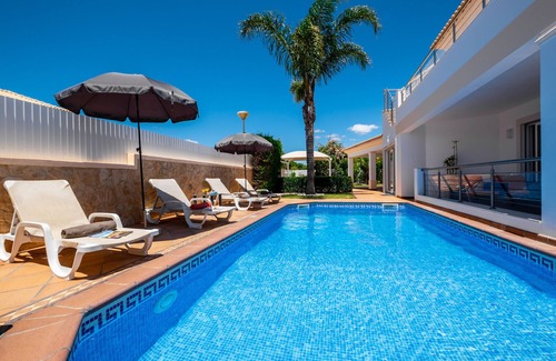Albufeira Villa | São Rafael: BBQ, heatable pool & games room