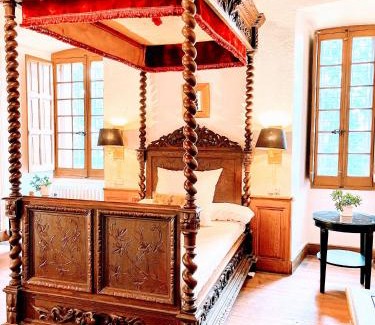 Castelnau-Valence Apartment | Séjour de Rêve au Château