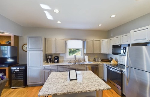 Snowshoe Cabin | S Westridge View Cabin with Hot Tub & Resort Shuttle