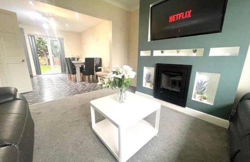 Harehills House | (S12) Bright 3 Bed Home With Free Parking Leeds
