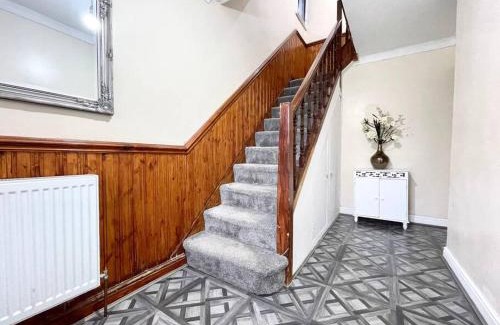Harehills House | (S12) Bright 3 Bed Home With Free Parking Leeds