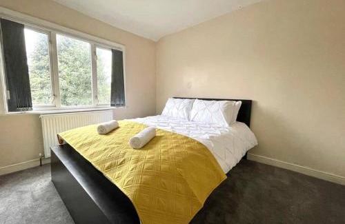 Harehills House | (S12) Bright 3 Bed Home With Free Parking Leeds