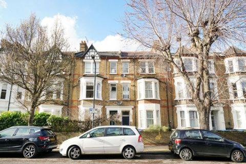 Kilburn Apartment | S3 Full Studio In Central Kilburn With Kitchen London Zone 2