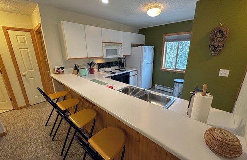 Bretton Woods Apartment | S48 Upper level end unit condo 10 minute walk to Mt Washington Hotel,