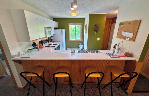 Bretton Woods Apartment | S48 Upper level end unit condo 10 minute walk to Mt Washington Hotel,