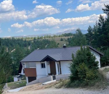 Canton 10 House | Sašina kuća