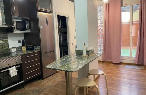Barcelona Apartment | SA 15min downtown Barcelona, 5min Metro, Beach nearby