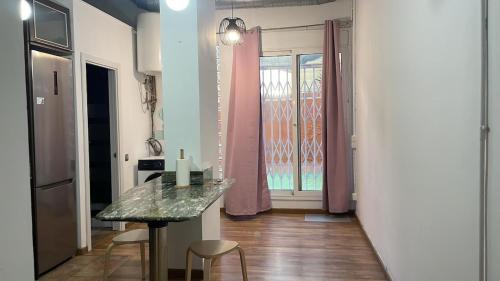 Barcelona Apartment | SA 15min downtown Barcelona, 5min Metro, Beach nearby
