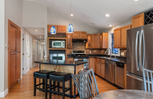 Southern Coast Apartment | Saco Central Haven: Your Perfect Retreat