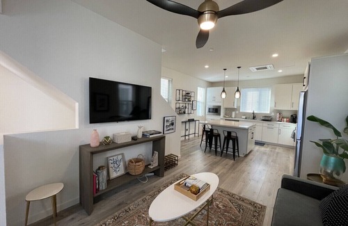 Southwestern Sacramento House | Sacramento Serenity: 2BR Home w/Parking & Laundry
