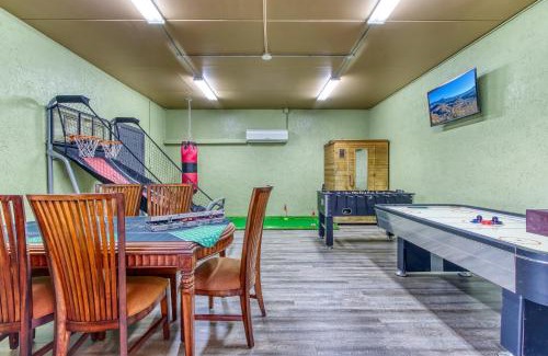 Sevierville Ski Chalet | Saddleback Retreat, Game Room, Hot Tub, WIFI, 685 FREE tickets each paid day!