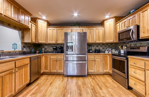 Sevierville Ski Chalet | Saddleback Retreat, Hot Tub, Awesome Game Room, $685 FREE tickets each paid day