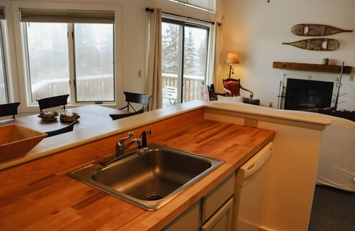 Rangeley Condo | Saddleback - Rock Pond Condo 43 - ski in/out, pet friendly!