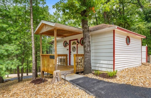 Branson Cottage | SADIE'S COTTAGE - Private Hot Tub and Fire Pit