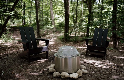 North Woodstock RV Rental | Safari Tent Site 10 | 1 Queen Bed & 1 Bunk Bed | Woods View