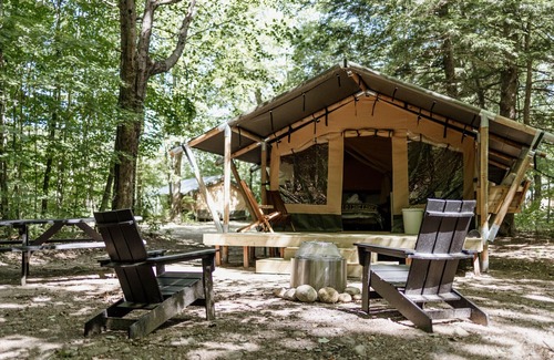 North Woodstock RV Rental | Safari Tent Site 10 | 1 Queen Bed & 1 Bunk Bed | Woods View
